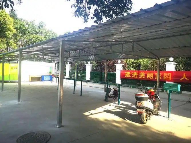 小区建起充电桩自行车车棚,方便了小区居民电动自行车充电,也消除了