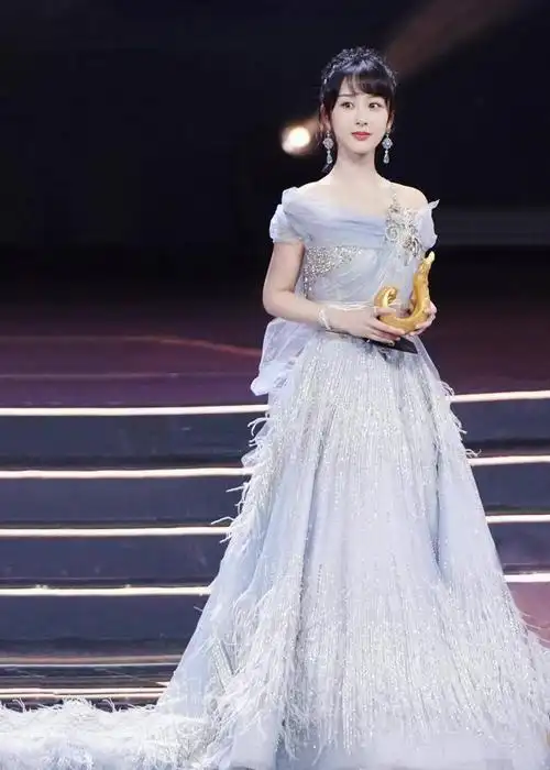 杨紫新造型惊艳全场粉丝直呼恋爱了被赞誉为最美代言人