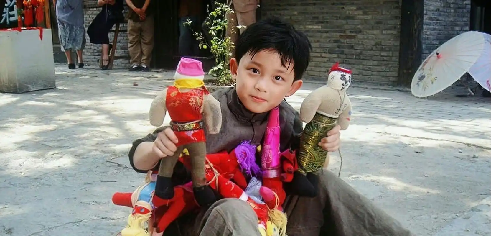 吴磊小时候太可爱了叭,现在就是放大版呀,想想这孩子是在剧组和酒店长