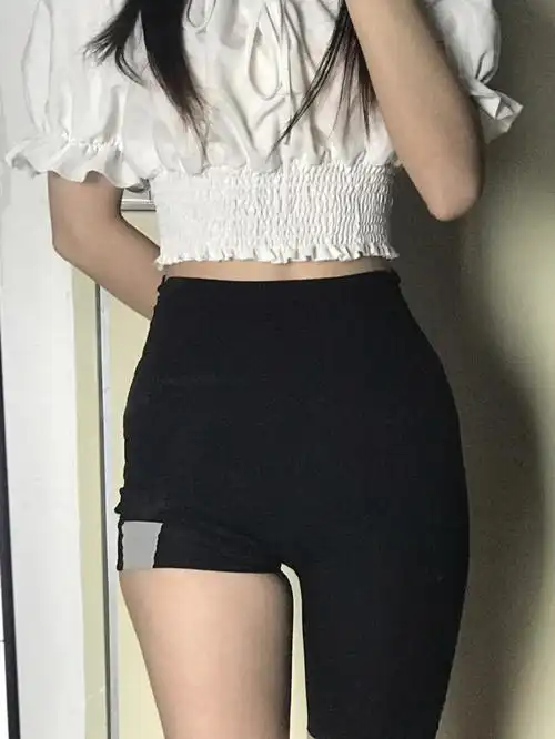 大腿赘肉被收的紧紧的直接两腿之间出来一条缝不卡三角区,收腹和提臀