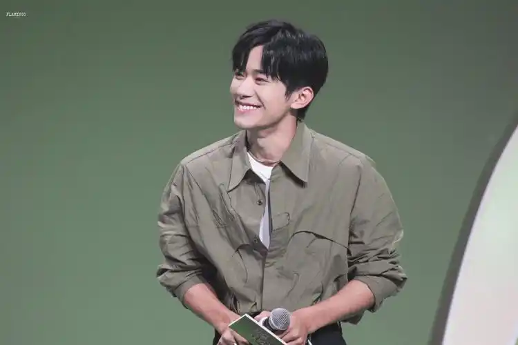 有没有易烊千玺高清横屏图呀,我想做电脑膜哒～谢谢各位? - 知乎