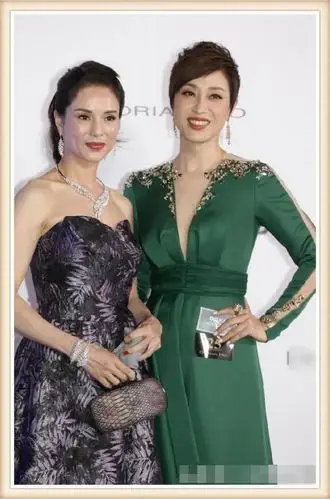 女星的合照往往是最考验颜值的时候这句话果然没错,仙女李若彤和