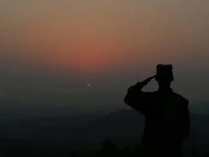 车内,一个姑娘喊着让车外的士兵敬礼,却把所有人都看得感动了