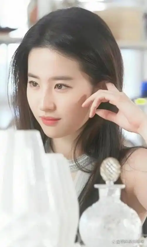 刘亦菲总是让人一眼望去不能自拔,长发飘飘,皮肤白净,五官清秀,唇红齿