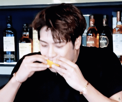 王嘉尔吃货男神橙子gif动图_动态图_表情包下载_soogif