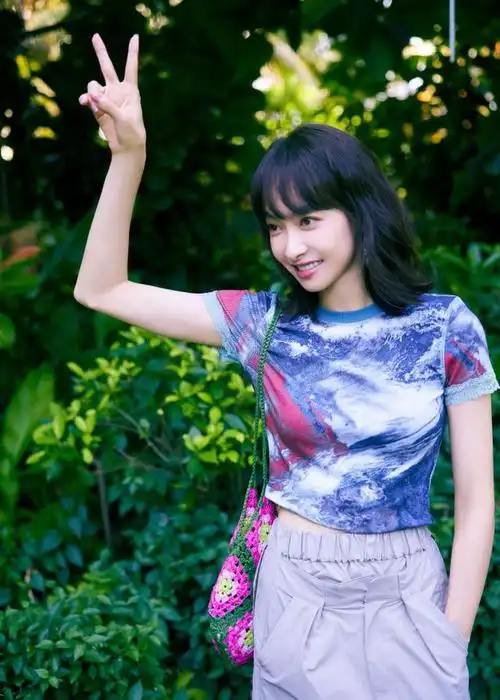 宋茜在《五十公里桃花坞》中的穿搭,充满个性,时尚又前卫