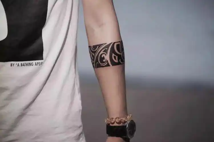 深圳葛先生手臂上个性霸气的手环纹身图案