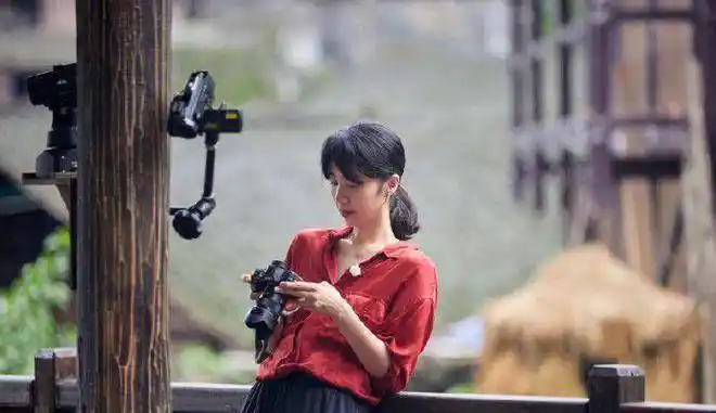 黄磊老婆孙莉真像个女大学生,穿时尚裙曲线诱人,哪像生过三胎|长裙