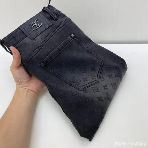 lv路易威登新款休闲牛仔裤裤身提花彰显个性十足的创意设计