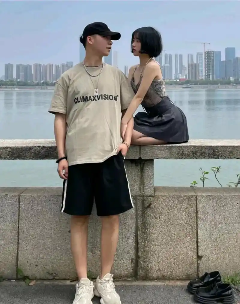 男的将近190,女的150左右,这应该是最萌身高差的最完美版本了.