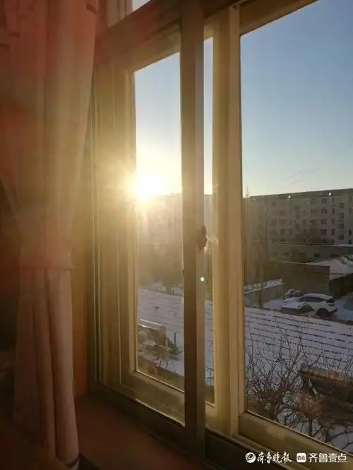 新年第一缕阳光温暖日照壹粉推开窗户拥抱新年的阳光