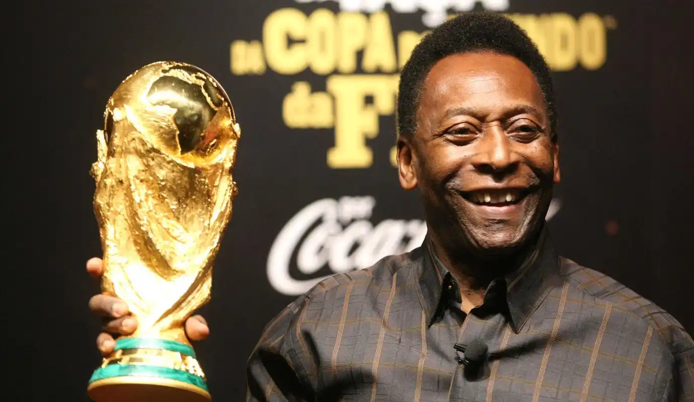 足球界最具名望的"球王"贝利也第一时间表达了他的悼念.