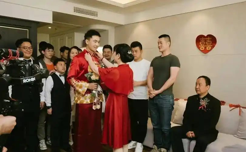 王威官宣结婚登顶热搜第一,好友杨幂送祝福,妻子颜值曝光好漂亮_婚礼