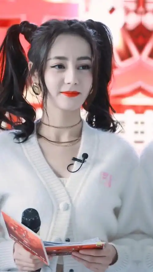 迪丽热巴双马尾超可爱超甜,活力满满