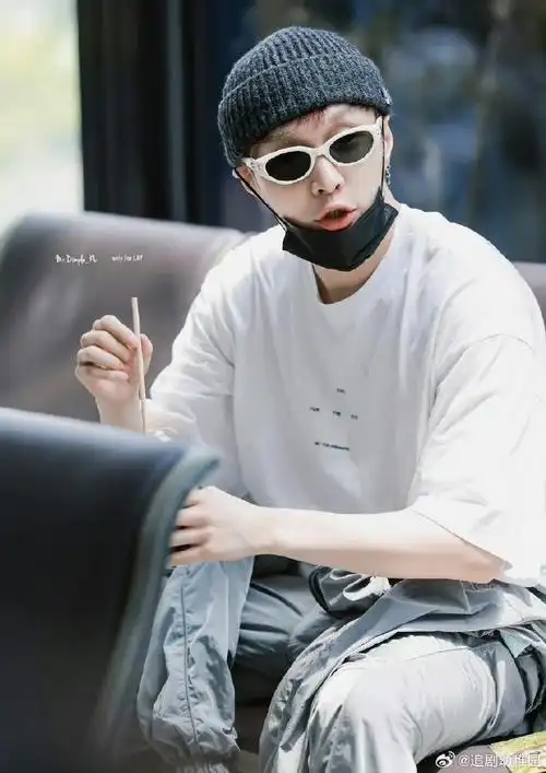 张艺兴[超话]##exo成员去了张艺兴演唱会