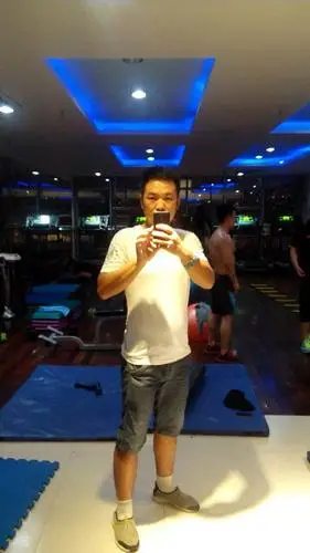 现在176cm,体重152斤,两个月减了30斤了,是不是