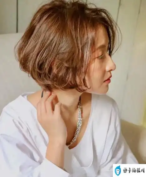 推荐几款短烫发值得尝试(女士短发烫发发型图片) 图4