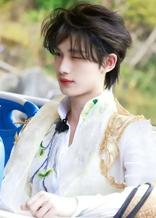 丁程鑫的花仙子造型充满着一种童话氛围,再加上如此优越的五官,我们颜