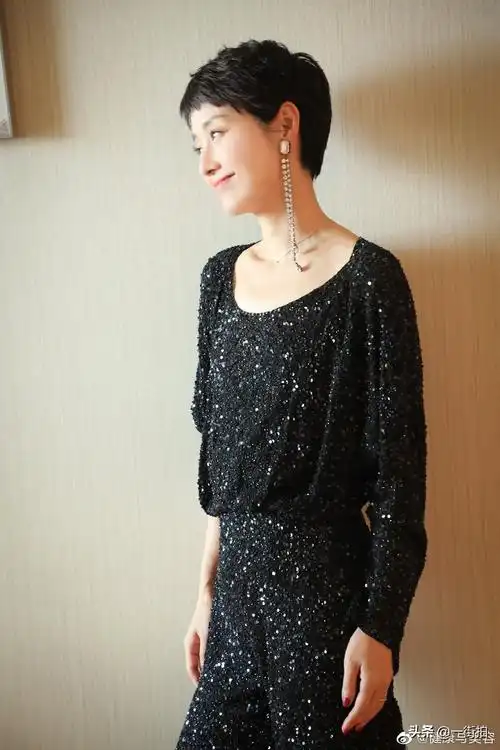 相比于长发短发更加适合她.