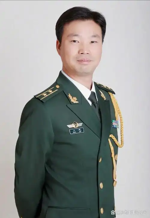 王迅在部队服役23年,其军官照显示其是少校军衔,至少正营级干部,其