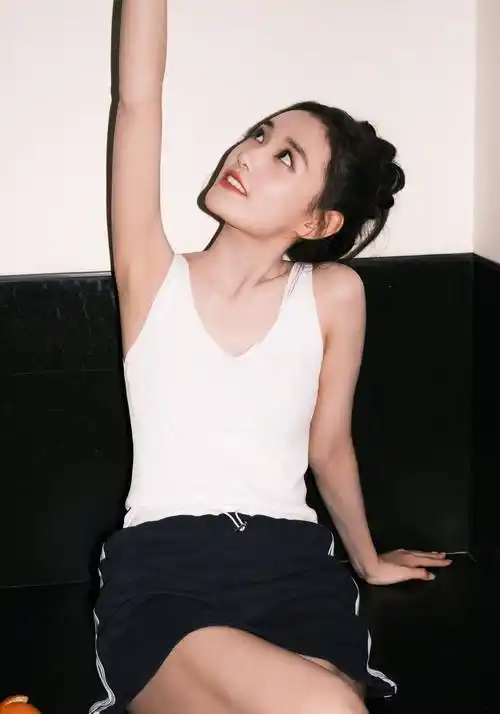 蒋依依白色吊带背心悠闲写真_穿着_照片_阳光和