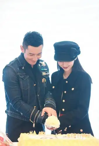 黄晓明baby恩爱同框,甜蜜快要溢出屏幕来