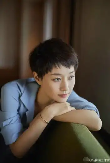 马伊琍曝最新写真 俐落超短发干练优雅