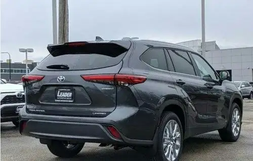 2020款丰田汉兰达侧面两条腰线很帅怕是又要加价提车