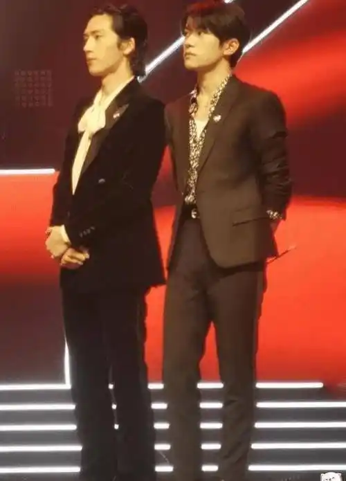 原创易烊千玺近照身高高达1米8看到真实腿长后像极了国外欧巴