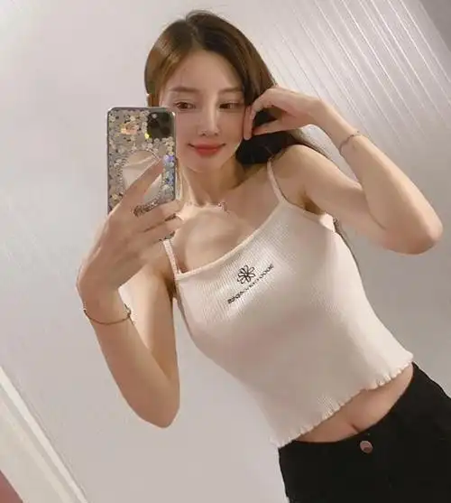 李小璐为店铺宣传穿吊带背心尽显好身材嘴唇给人一种丰唇的感觉