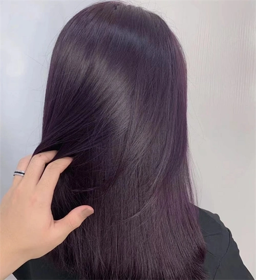 看腻了清一色的棕色系可以尝试这款发色,披发扎发都很好看的那种,元气