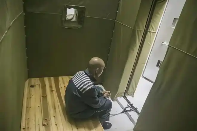 监狱服刑人员谈之色变的禁闭室长什么样