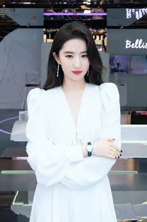 刘亦菲很会穿衣,身穿"小白裙"搭配15万耳环,显得冷艳贵气_白色_连衣裙