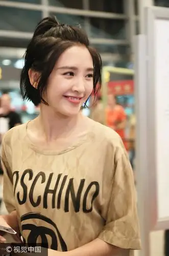 隔着屏幕都能感觉到幸福!唐艺昕顶小辫肤白嫩出水 深夜回京不停甜笑