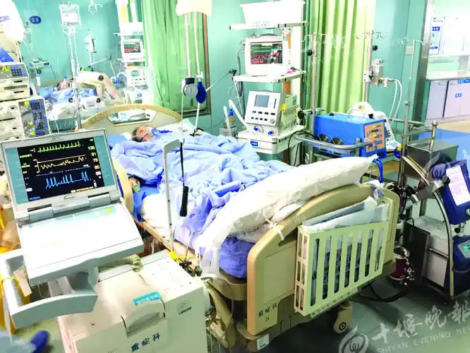 躺在病床上的患者