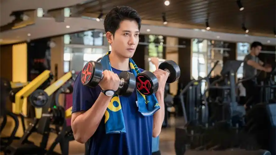 彭冠英不仅在剧中热爱健身,在拍摄现场也是一个肌肉猛男