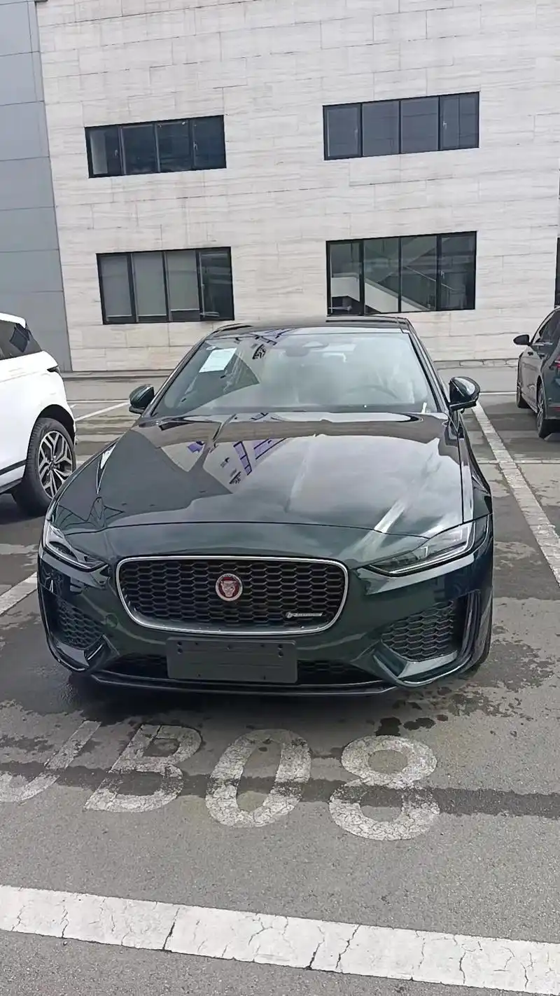 交新车啦!捷豹xel 指导价329800元,绿色外观,红色内 - 抖音