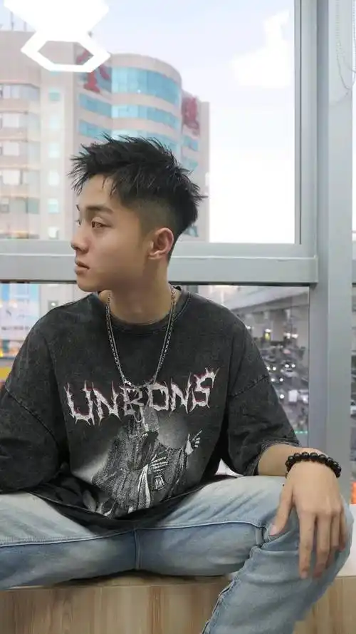 2022新年最火男发16款,两侧推短头顶抓抓就是不一样,剪就对了_发型