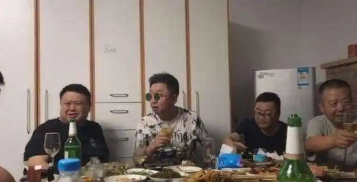 而孙越捧哏的成功,除了专业功底之外,还在于孙越的体重,大家都知道