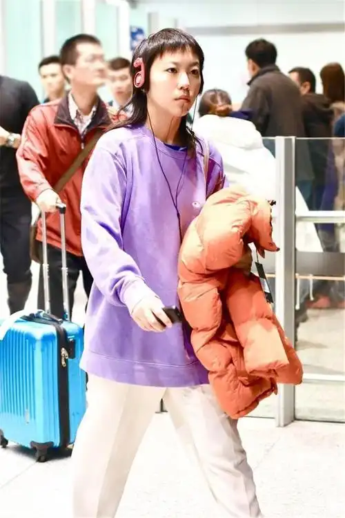 原创窦靖童机场又作妖,穿平底鞋裤脚都堆起来了,看身高1米5?