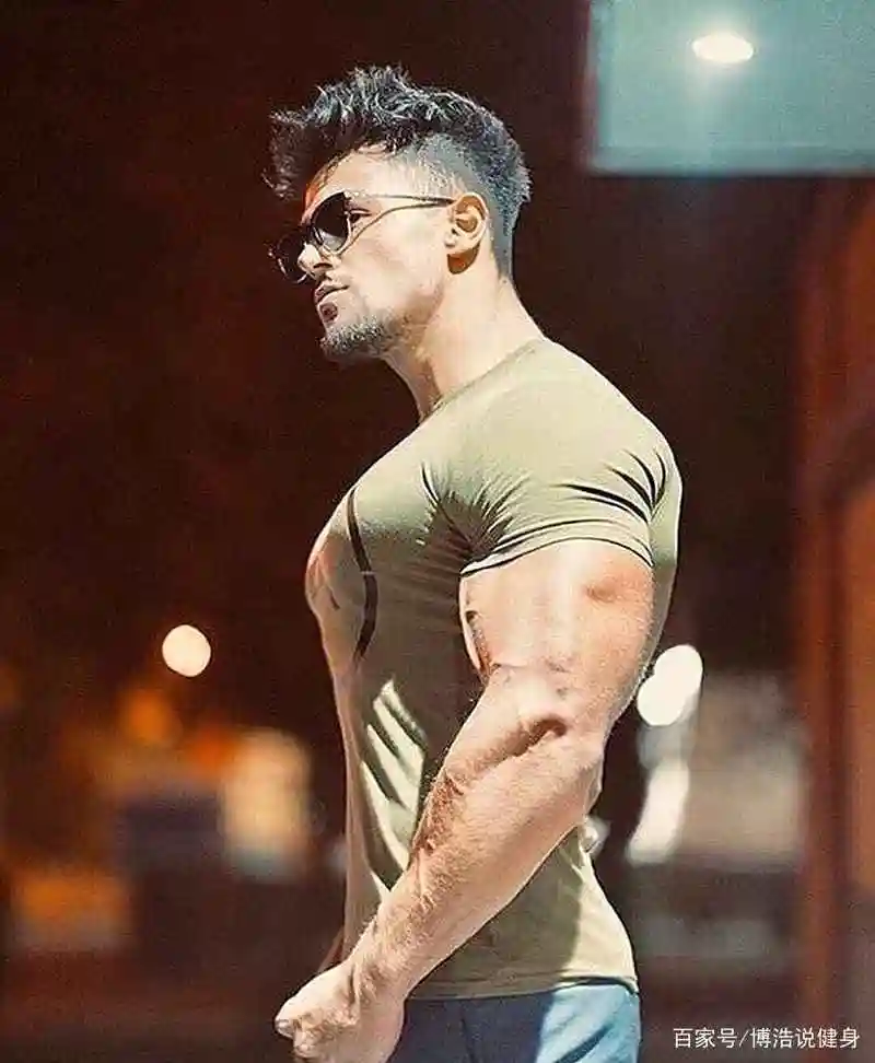 胸肌突出没有线条?只做卧推可不行!3个动作练出迷人胸肌!