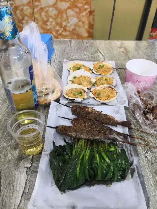 独自一人在武汉的街头吃烧烤喝啤酒