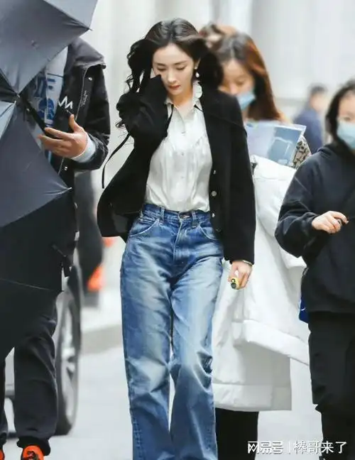 杨幂带火了开春新穿搭西装牛仔裤看似低调却洋气高级