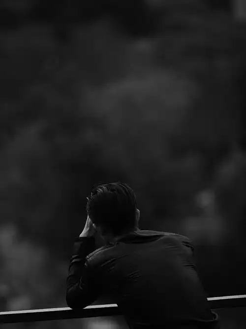 易烊千玺拍意境黑白写真云雾缭绕间平添一丝忧郁与浪漫