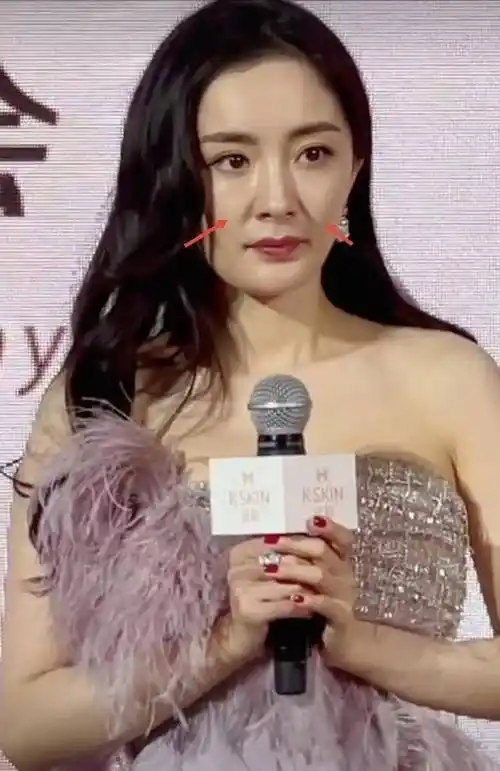 杨幂穿高定出席活动,含胸驼背仪态差,生图法令纹明显状态糟糕_方面_上