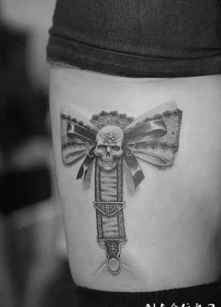大腿上的骷髅蝴蝶结纹身图案