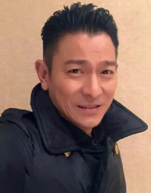 天王刘德华自拍照流出,超帅