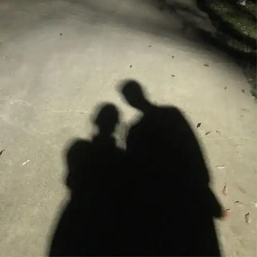 我们手拉手一起回宿舍这是在一起第一张影子第一张照片