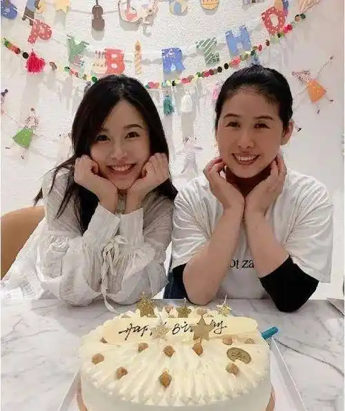 有种心机炫富叫陈赫老婆,明面帮家中阿姨庆生,实际却展示自家的_张子