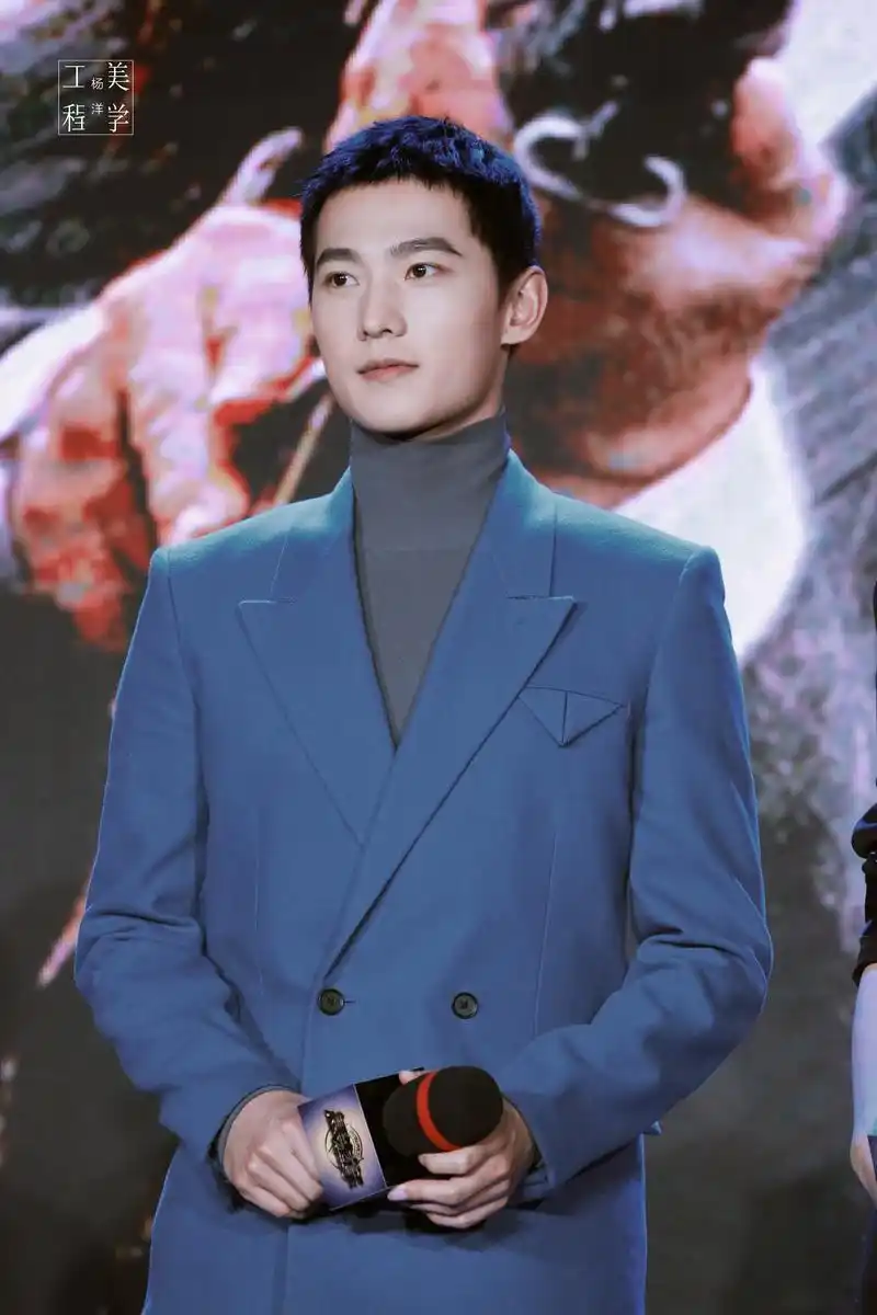 今日,杨洋身着蓝色西装出席电影《急先锋》发布会.